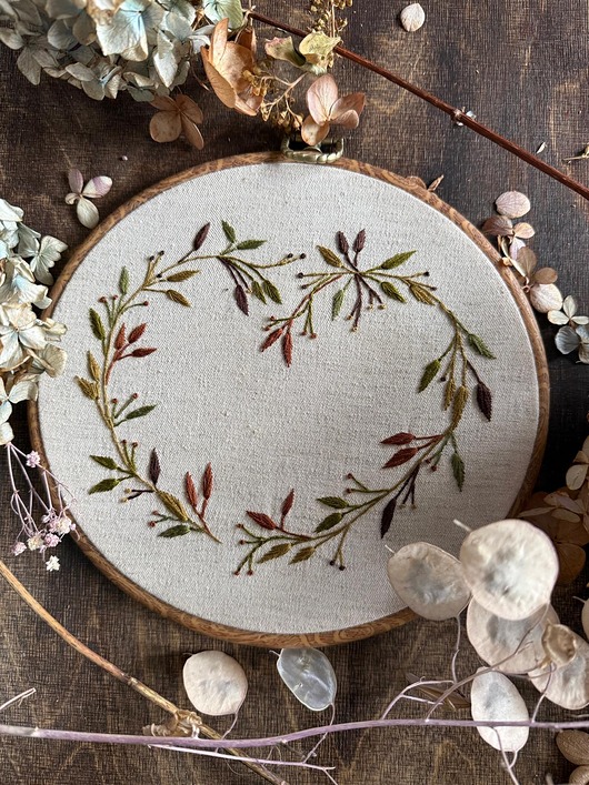 Ozdoby na ścianę Ręcznie haftowany obrazek "Serce z liści"