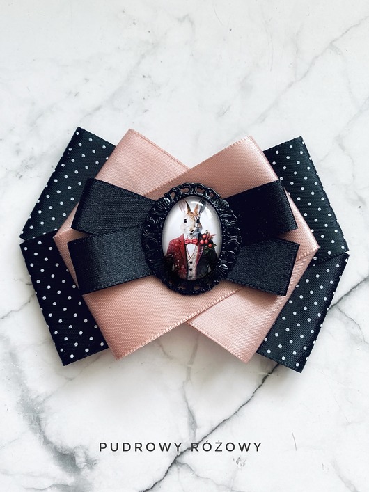 broszki Brosza z Zającem  zamkniętym  pod kaboszonem NEW Wielkanoc