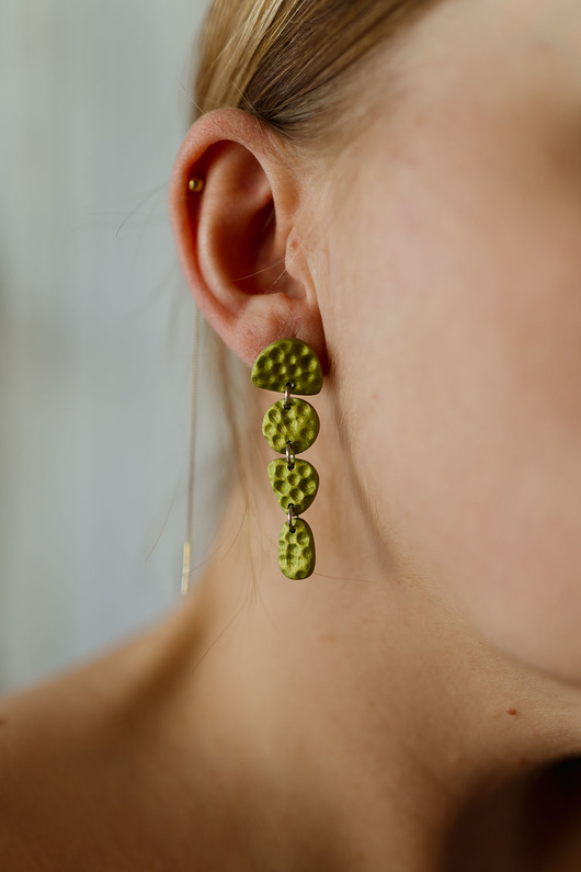 kolczyki z masy plastycznej Wiszące kolczyki łańcuszki z fakturą