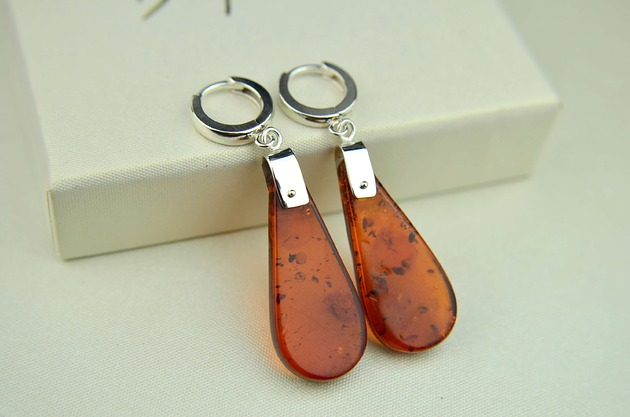 kolczyki srebrne Eleganckie srebrne kolczyki z bursztynem