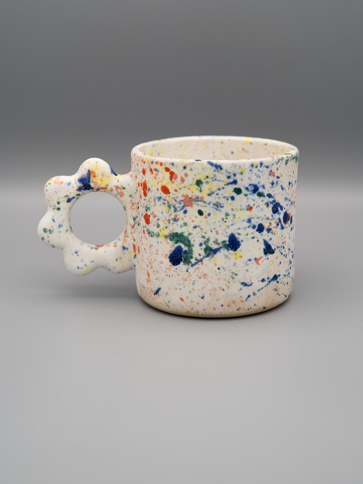 kubki Ceramiczny kubek z kwiatowym uszkiem