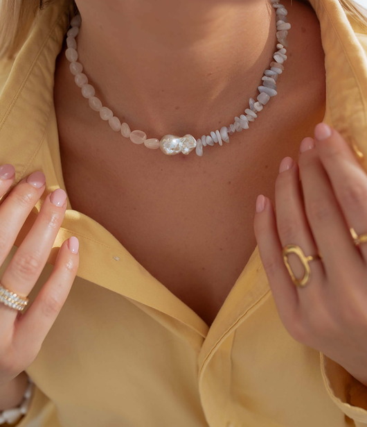 kolczyki pozłacane Naszyjnik z kryształu górskiego, chalcedonu i perły barokowej