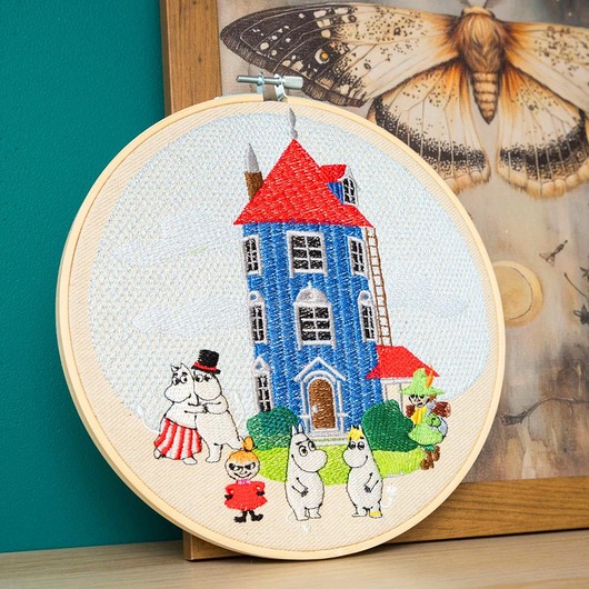Ozdoby na ścianę Dolina Muminków na tle nieba, haft w tamborku 20 cm