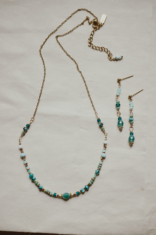 złote naszyjniki Surge, naszyjnik z niebieskim gradientem