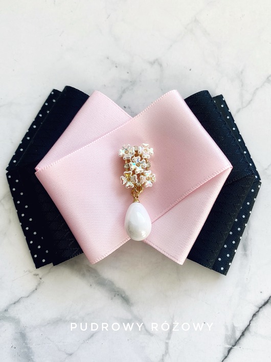 broszki Brosza z delikatną ozdobą z kwiatkami i z perłą