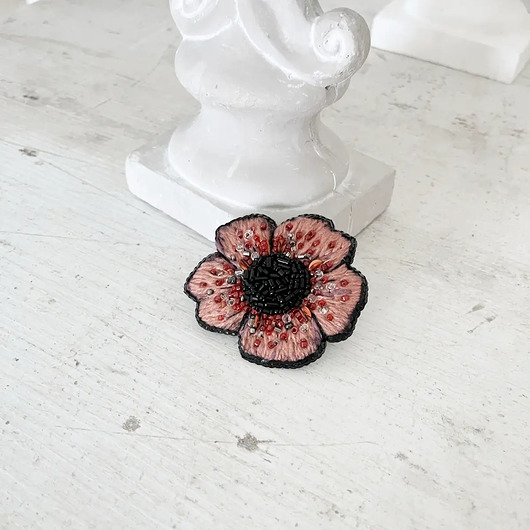 broszki Broszka KWIAT 4 ręcznie haftowana przypinka z koralikami