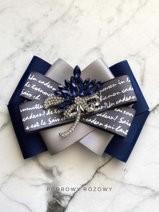 broszki Delikatna Brosza  z napisami  i z kwiatem z kryształków  NEW