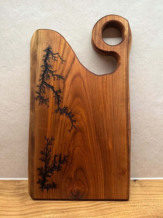 deski do krojenia i tace Drewniana deska z czereśni ze wzorem Lichtenberga