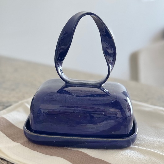 pojemniki kuchenne Ceramiczna maselniczka / Elegancki akcent na Twoim stole