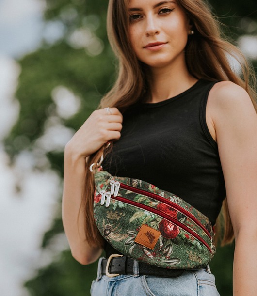 saszetka nerka Nerka z wodoodpornego weluru, wzór w róże i pszczoły