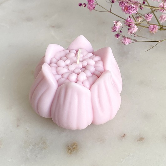 świeczniki i świece Świeca sojowa dekoracyjna "Flower" 62x40mm rózowa