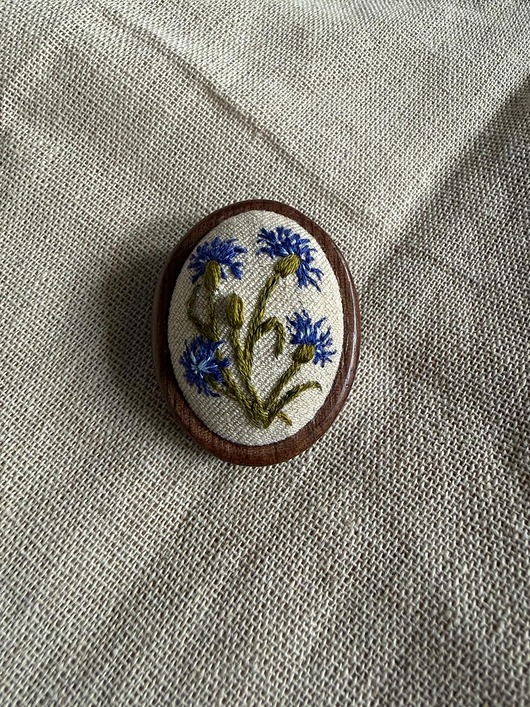 broszki Ręcznie haftowana broszka "Chabry"