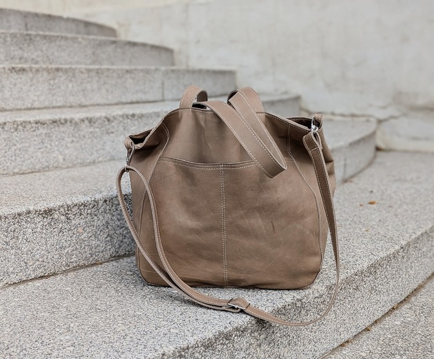 torby na ramię Duża beżowa skórzana torba z dużymi kieszeniami