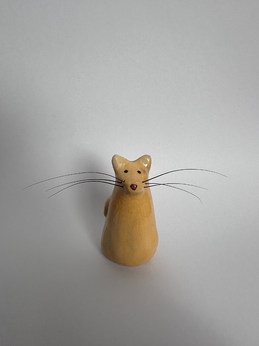 figurki i rzeźby Ceramiczny piesek na psie wąsy wibrysy