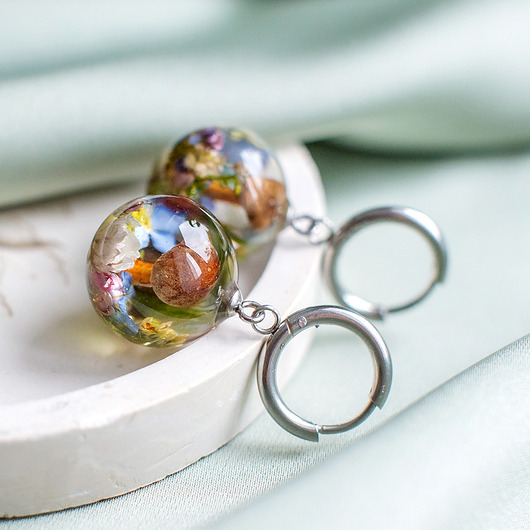 kolczyki z żywicy Kolczyki z leśną kompozycją