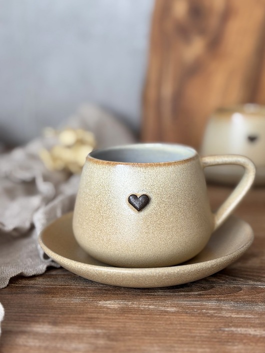 filiżanki Filiżanka ze spodkiem beczułka 250 ml w stylu boho - Pustynny piach z sercem