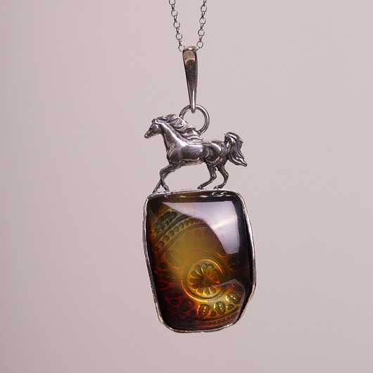 wisiory Wisiorek koń bursztyn bałtycki