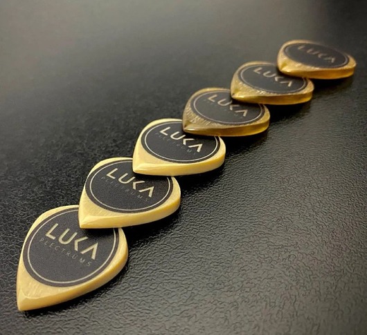 akcesoria różne Handmade guitar pick made of peek and ultem material