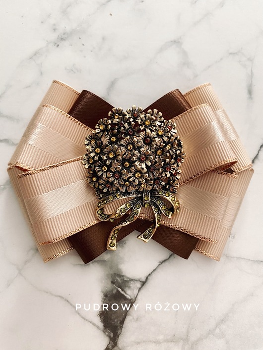 broszki Brosza z okazałym bukietem z kwiatków z kryształkami Kwiaty