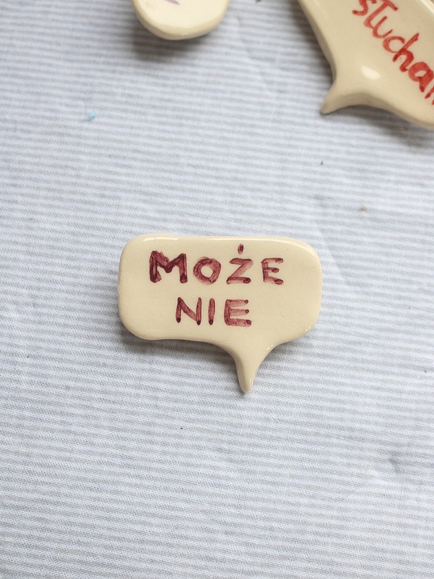 broszki Broszka ceramiczna z napisem MOŻE NIE