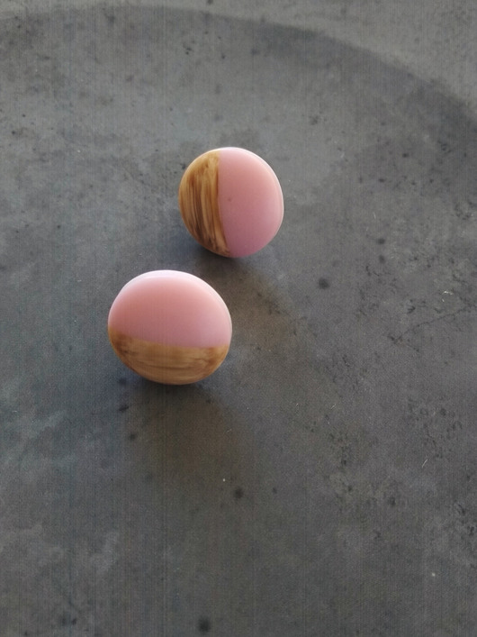 Pink resin kolczyki sztyfty by Matusevic