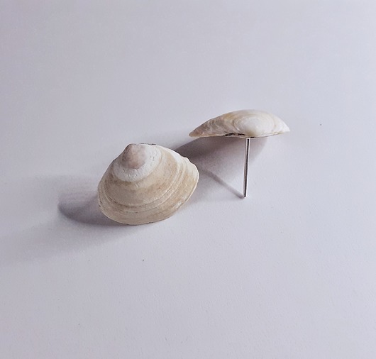 kolczyki - inne Sztyfty MUSZELKI BEIGE