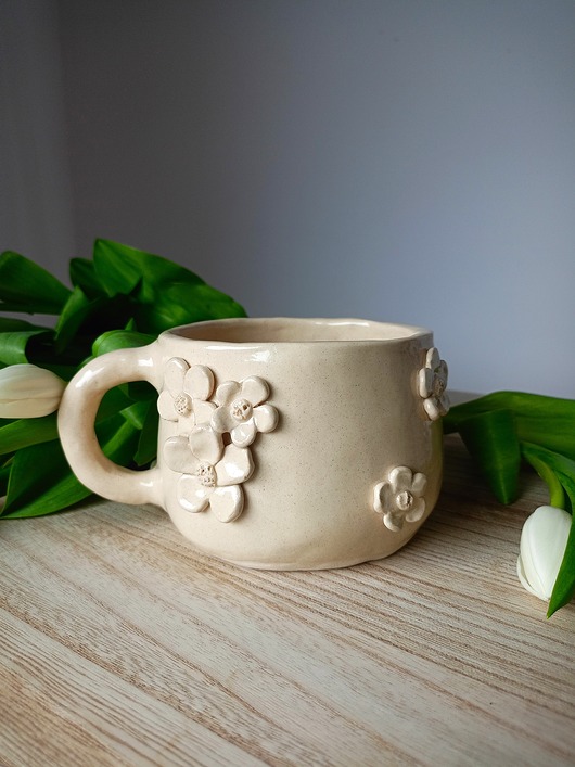 kubki Ceramiczny kubek z motywem kwiatów