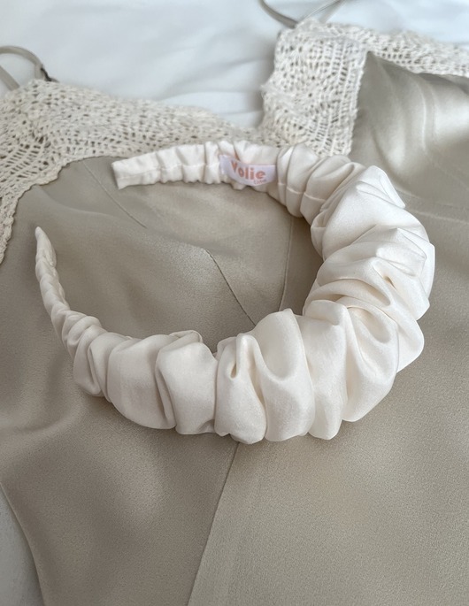 opaski do włosów Jedwabna marszczona opaska Amy w kolorze ecru