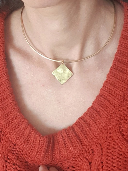 chokery Naszyjnik ZEN kwadrat na obróżce z mosiądzu, młotkowany