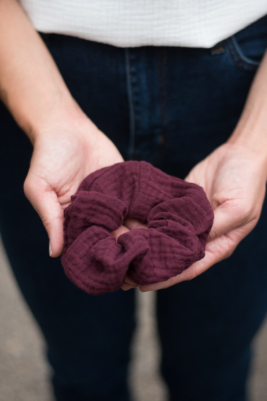Muślinowa gumka do włosów scrunchie burgund Sistu