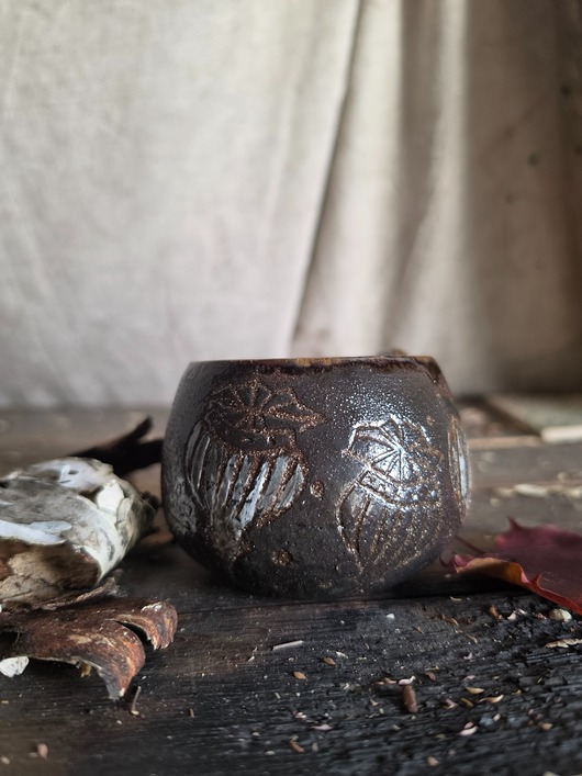 kubki Makówki, kubek sgraffito czarno czerwony, mak, jesień