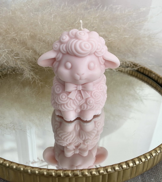 świeczniki i świece Świeca ekologiczna sojowa dekoracyjna owieczka jasny róż