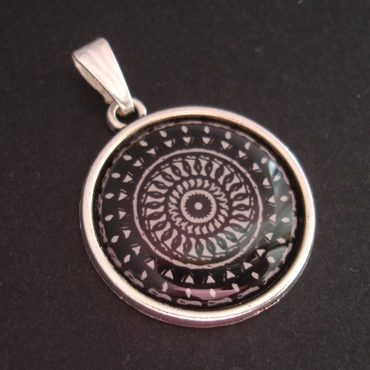 Wisiorek Mandala Równowagi Iris Szarooka
