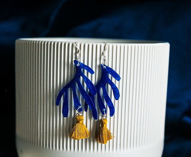 kolczyki - inne Długie szafirowe kolczyki z chowstami w kolorze musztardowym