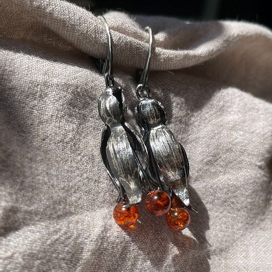 kolczyki srebrne Kolczyki srebrne wiszące z bursztynowymi kuleczkami