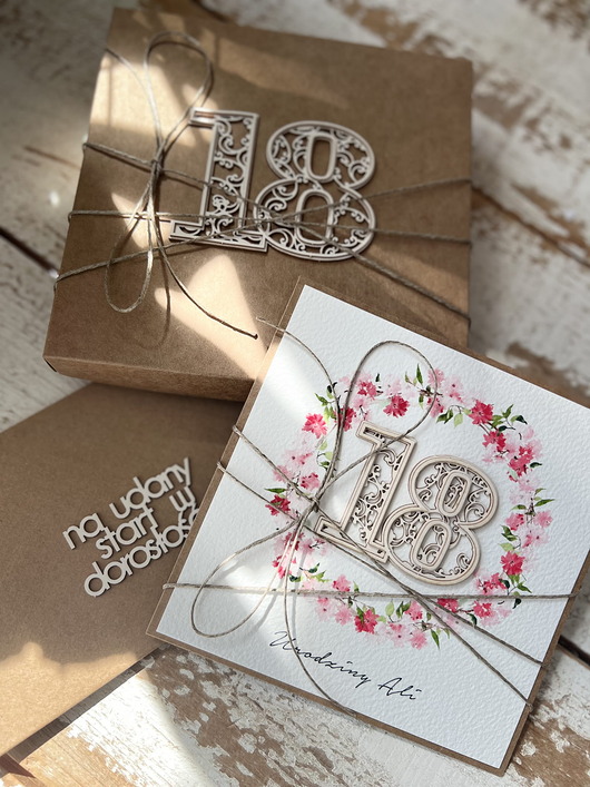 kartki scrapbooking Personalizowany prezent - kartka ręcznie robiona na 18 urodziny w pudełku, po