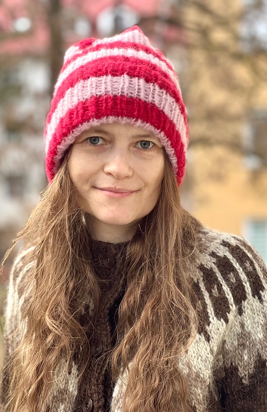 czapki damskie Wiosenna lekka czapka Dimma z alpaki i jedwabiu różowo czerwone paski