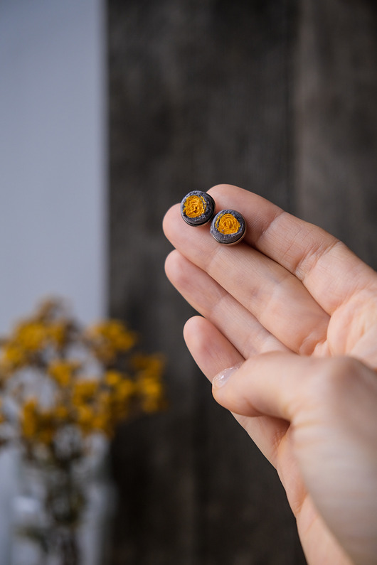 kolczyki - inne Mini kolczyki kwiaty żółto-szare wkrętki