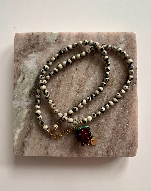 naszyjniki - inne Handmade naszyjnik z jaspisem dalmatyńskim i szklaną malinką