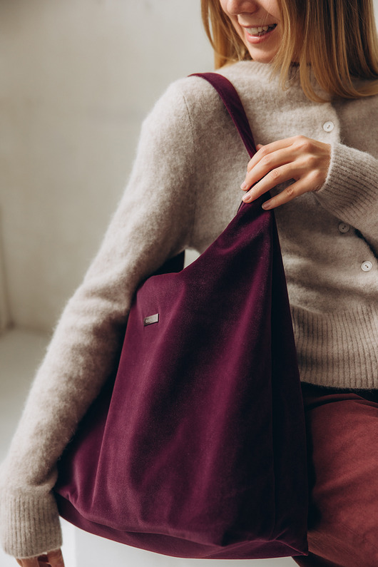 torby na ramię Torba HOBO z weluru tapicerskiego w kolorze BAKŁAŻANOWYM