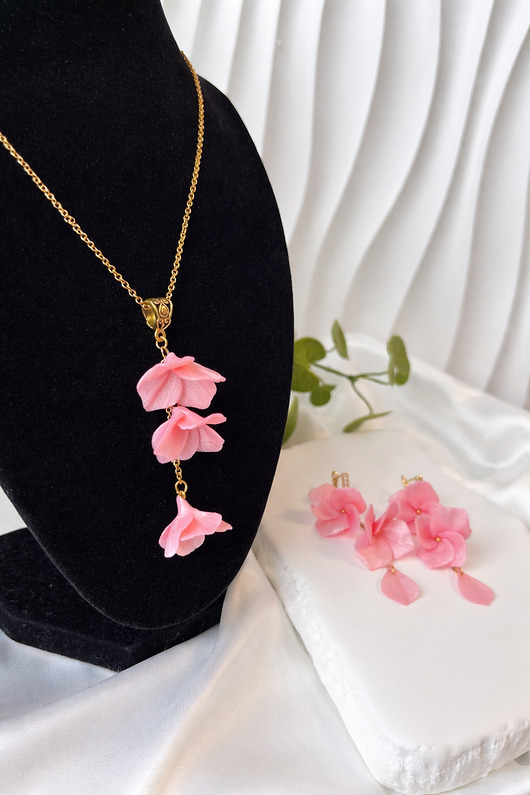 komplet biżuterii Zestaw: naszyjnik i kolczyki damskie wiszące różowa hortensji, s925
