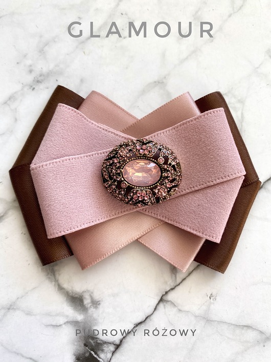 broszki Pudrowa Brosza z kolekcji Glamour z cudownym kryształem