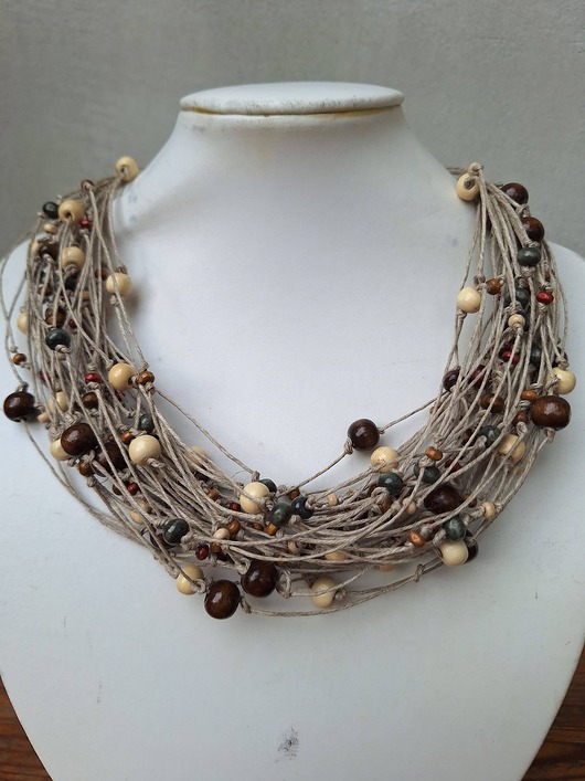 korale Naszyjnik lniany z kolorowym drewnem.Zimisty