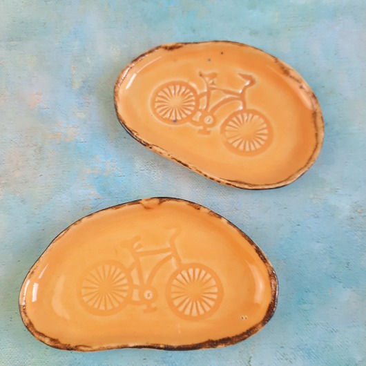 pojemniki na biżuterię Piękny ceramiczny talerzyk na biżuterię handmade dla rowerzystki