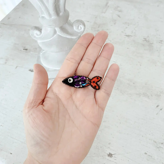 broszki Broszka mini RYBKA 22 ręcznie haftowana przypinka rękodzieło śledzik