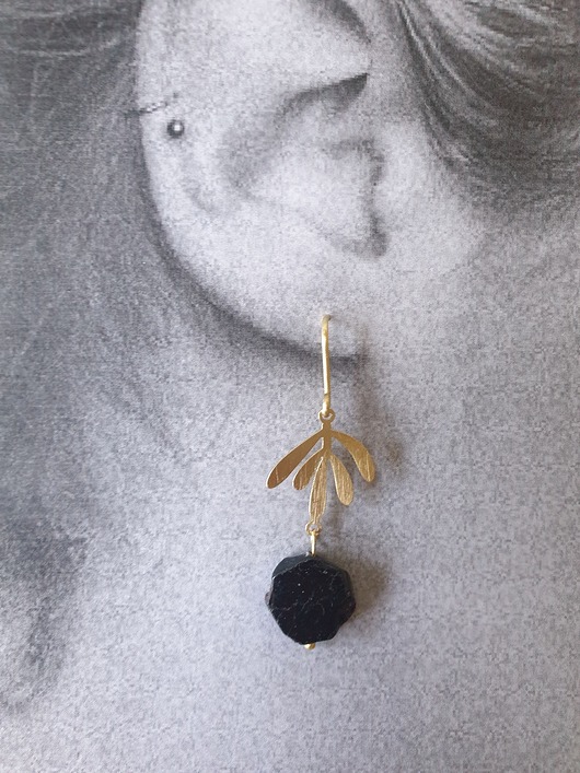 kolczyki z mosiądzu Kolczyki GARDEN OF EDEN  czarny turmalin, mosiądz, liście długie złote