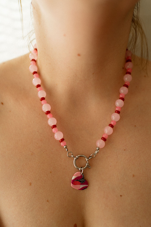 naszyjniki - inne Efektowny naszyjnik z koralików z zawieszką