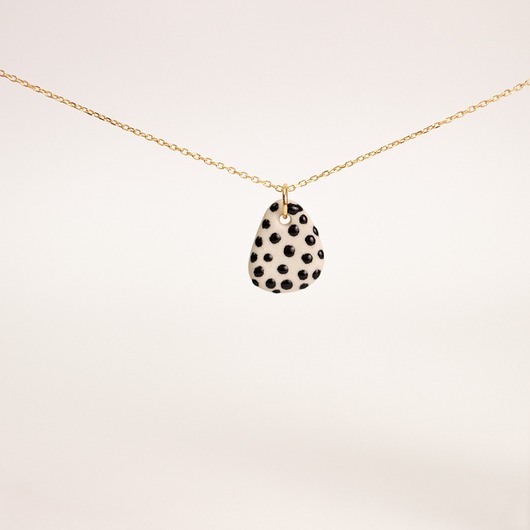 wisiory Wisiorek ceramiczny black dots 02