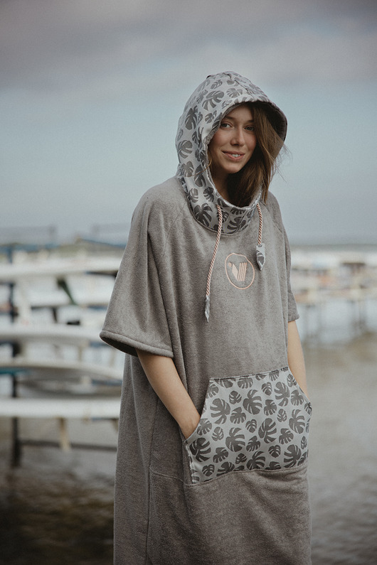 stroje kąpielowe i kostiumy kąpielowe damskie Surf ponczo plażowe POPIEL light ręcznik kąpielowy