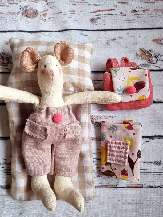 misie i maskotki Mała przytulanka z plecakiem.